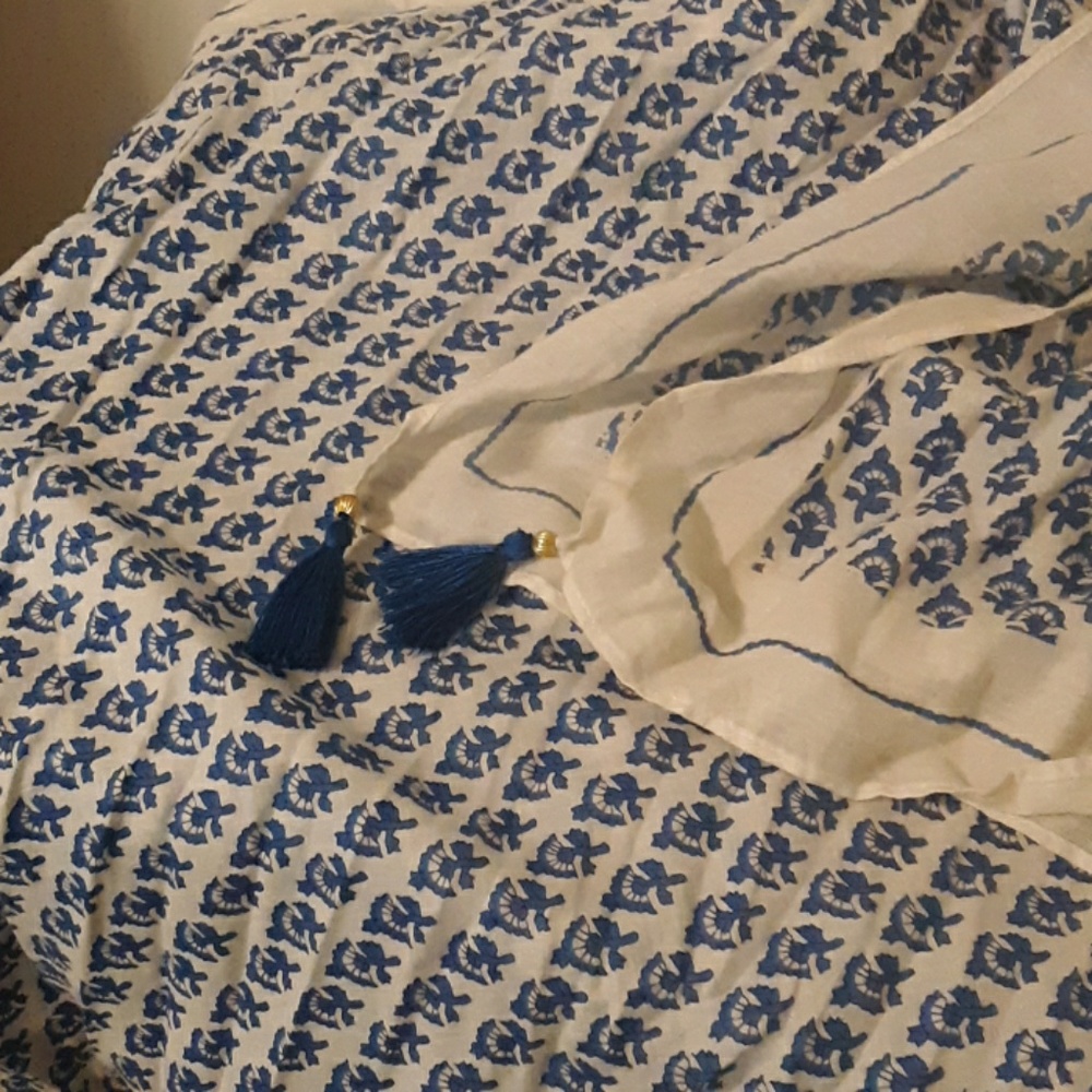Blue patterned scarf - Picture 2 of 2